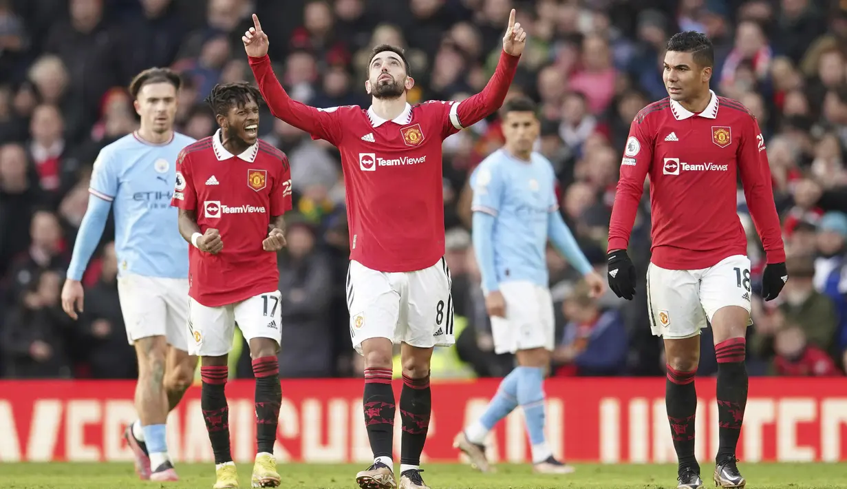 Selebrasi pemain Manchester United, Bruno Fernandes setelah menjebol gawang Manchester City dalam pertandingan lanjutan Liga Inggris 2022/2023 pekan ke-20 yang berlangsung di Old Trafford, Sabtu (14/1/2023). (AP Photo/Dave Thompson)