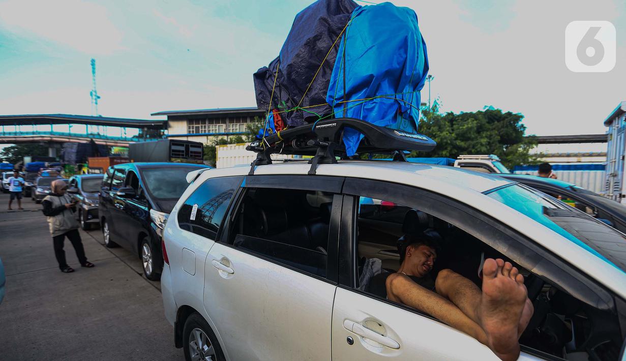 Banyak para pemudik yang harus rela terjebak antrian panjang hingga berjam jam untuk menyeberang ke pelabuhan Bakauheni. (Liputan6.com/Angga Yuniar)