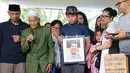 Jenazah sendiri datang sekitar pukul 16.00 WIB. Angie terlihat membawa dan memeluk foto yang ayah yang meninggal pada usia 73 tahun. (Daniel Kampua/Bintang.com)