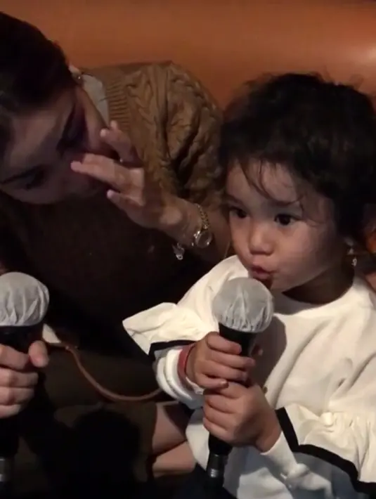 Tidak ingin kelihatan sedih di depan putrinya, Ayu beberapa kali harus mengusap air mata yang mulai mengalir membasahi pipinya. Keduanya saling bergantian membawakan lagu Bunda. (Instagram/ayutingting92)