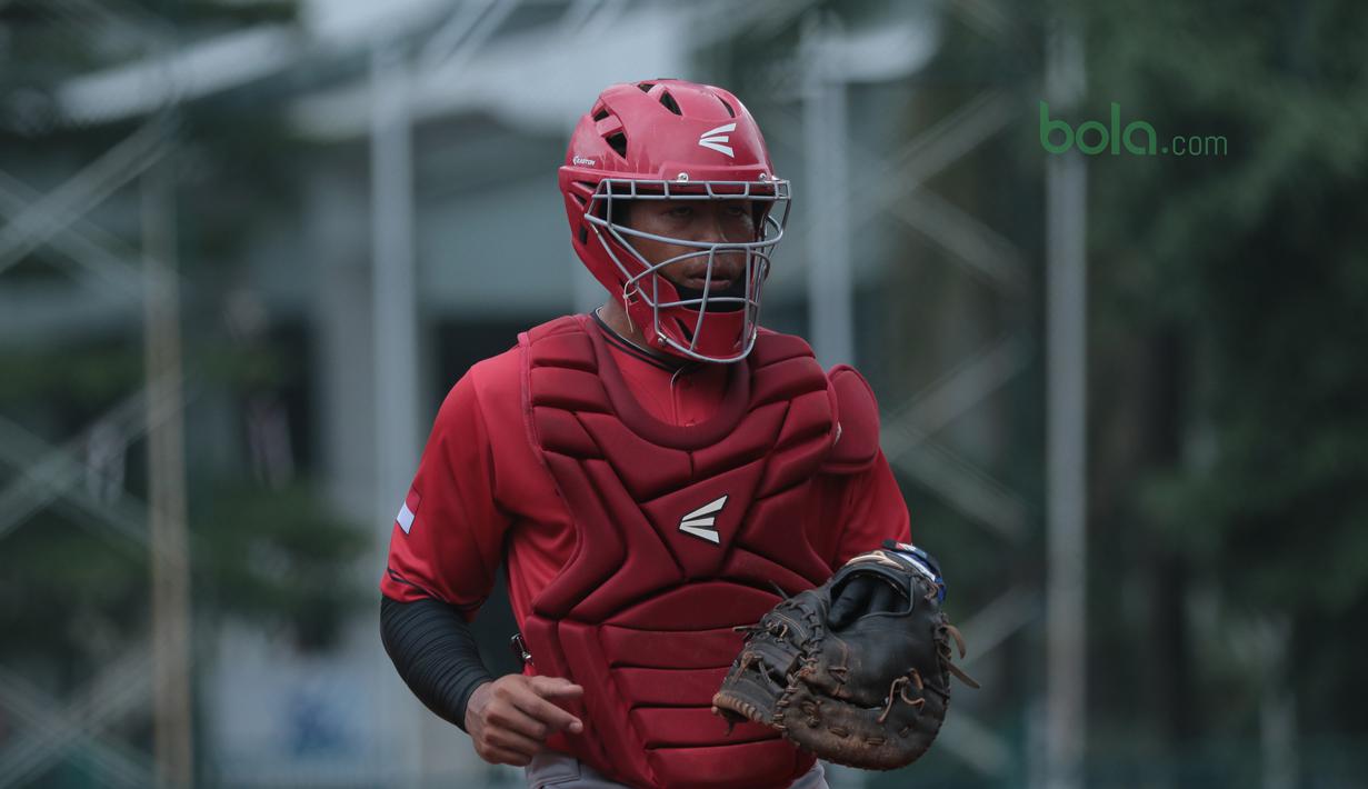 Dua pemain Singapura berebut bola saat melawan Indonesia pada laga Asian Softball Championship di Senayan, Jakarta,Selasa (25/4/2018). Indonesia menang atas Singapura 8-2. (Bola.com/Nick Hanoatubun)