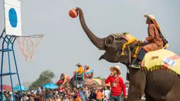 Seekor gajah bermain basket di Festival Gajah 2020 yang digelar di Provinsi Xayaboury, Laos utara, pada 22 Februari 2020. Festival tahunan yang kali ini berlangsung dari 22 Februari hingga 28 Februari tersebut telah diadakan sejak 2007 di Provinsi Xayaboury. (Xinhua/Kaikeo Saiyasane)