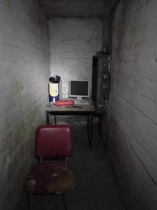 7 Potret Penempatan Komputer Buat Main Game Ini Nyeleneh, Ada di Rumah Kosong