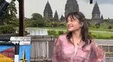 Amel Carla est apparue élégante dans un kebaya colorant par le pastel. L'arrière-plan du temple Prambanan ajoute à l'impression dramatique de la photo. Ses cheveux ont été laissés en évidence par le style ondulé naturel, combiné avec un maquillage naturel. (Liputan6.com/ig/@amelcarla)