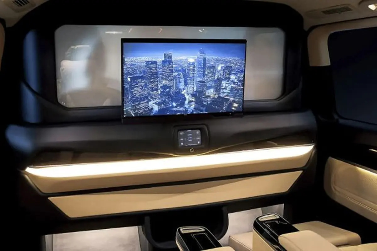 Mercedes-Benz Vito RSE dilengkapi dengan VIP Wall untuk meminimalisir penularan virus Corona Covid-19. (ist)