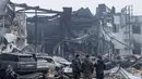 Saat ini, Ukraina sedang dalam periode musim dingin. Sejak menginvasi Ukraina pada Februari 2022 lalu, Rusia terus menyerang jaringan energi Kyiv. Tampak dalam foto, warga setempat memeriksa mobil-mobil yang rusak di Odesa pada Jumat 13 Februari 2026. (Oleksandr GIMANOV/AFP)