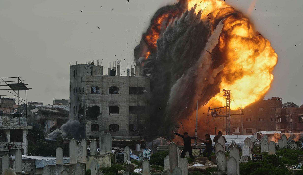 Militer Israel (IDF) berdalih bahwa gedung tersebut digunakan oleh Hamas sebagai fasilitas produksi dan penyimpanan senjata. Tampak dalam foto, asap dan kobaran api membubung dari serangan militer Israel terhadap sebuah bangunan di lingkungan Zeitoun, Kota Gaza, Jumat 6 Februari 2026. (AP Photo/Jehad Alshrafi)