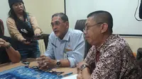 Pelaksana Tugas Dinas Kesehatan Kota Samarinda Ismid menjelaskan kepada wartawan terkait tiga warga diisolasi.