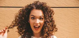 Cobalah 5 perawatan alami untuk rambut keriting lebih sehat dan tidak mudah kusut hanya dengan memanfaatkan bahan-bahan yang dapat di temukan di rumah. (Sumber: Freepik/halayalex).
