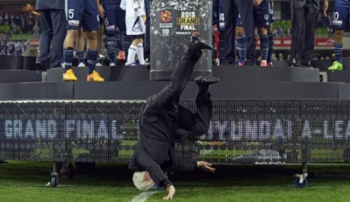 Frank Lowy jatuh dengan kepala menyentuh tanah terlebih dahulu. (www.twitter.com)