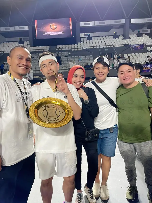 7 Potret Raffi Ahmad Raih Juara Usai Lawan Taufik Hidayat di Pertandingan Tennis, Bangga