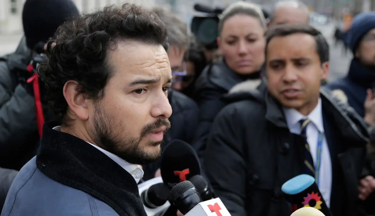 Aktor Meksiko, Alejandro Edda seusai menghadiri sidang gembong narkoba, Joaquin "El Chapo" Guzman di pengadilan federal Brooklyn, (28/1). Kemunculan Edda untuk mempelajari karakter El Chapo demi perannya di drama Netflix, Narcos: Mexico. (AP/Seth Wenig)