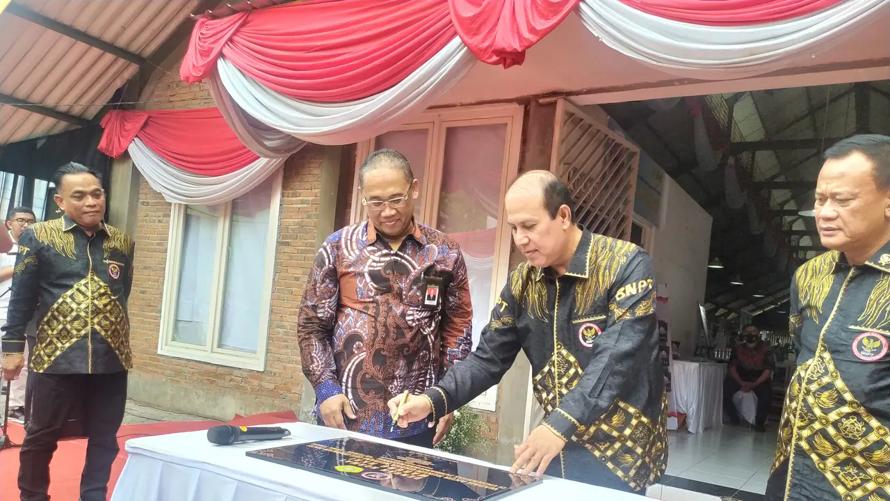 Boy Rafli Amar saat pembukaan Wadha Akur Rukun Usaha Nurani Gelorakan Negara Kesatuan Republik Indonesia (Warung NKRI) di kampus UPN Veteran Surabaya, Senin (5/12/2022). (Dian Kurniawan/Liputan6.com)