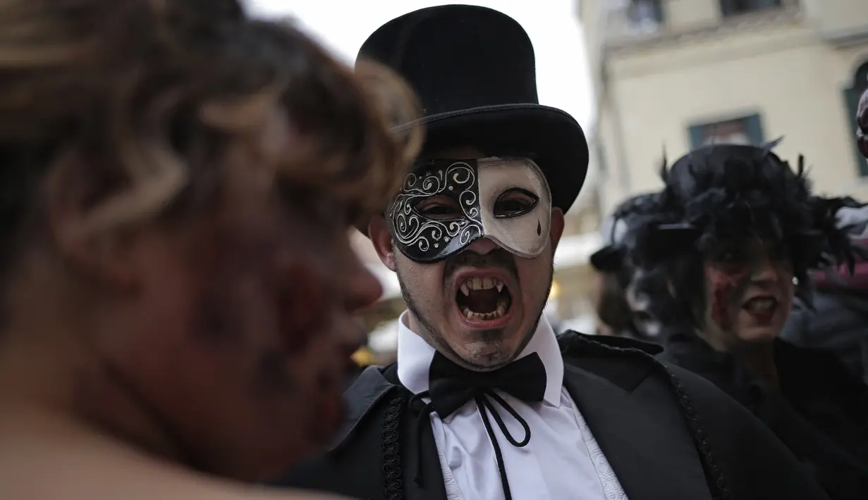 Seorang pria mengenakan topeng dan gigi palsu ikut memeriahkan pembukaan Carnival of Venice 2017, Italia (11/2). Karnaval ini diadakan setiap tahunnya, dan menjadi daya tarik wisatawan. (AFP/Marco Bertorello)