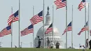 Pemandangan bendera setengah tiang di belakang gedung Capitol di Washington, DC. AS (2/10). Presiden Donald Trump memerintahkan untuk menurunkan bendera setengah tiang menyusul penembakan di Las Vegas. (Mark Wilson/Getty Images/AFP)