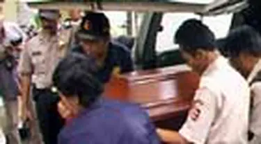 Jenazah tersangka teroris Yuli Harsono tiba di RS Polri, Kramat Jati, Jakarta Timur. Hingga kini, Yuli masih diperiksa oleh tim forensik rumah sakit. 