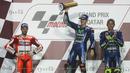 Pebalap Movistar Yamaha, Maverick Vinales, berhasil meraih meraih gelar MotoGP Qatar di Sirkuit Losail, Minggu (26/3/2017). Pada peringkat kedua ditempati pebalap Ducati, Andrea Dovizioso dan posisi ketiga diduduki Valentino Rossi. (AFP/Karim Jaafar)