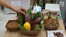 Pengunjung melihat produk coklat dalam pameran kakao dan coklat di Kementerian Perindustrian, Jakarta, Selasa (17/9/2019). Kemenprin mengusulkan pengenaan PPN sebesar 0% bagi produsen industri pengolahan kakao guna meningkatkan daya saing produk dalam negeri. (Liputan6.com/Angga Yuniar)