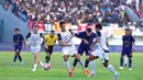 Fokus menyerang, membuat lini belakang Persita sedikit terbuka. Tampak dalam foto, dua pemain Persija, Rizky Ridho Ramadhani (keempat kiri) dan Muhammad Fajar Fathurrahman berusaha menahan pergerakan Aleksa Andrejic (Persita) pada pertandingan pekan ke-19 BRI Super League 2025/2026 di Indomilk Arena, Tangerang, Banten, Jumat (30/1/2026). (Bola.com/M Iqbal Ichsan)