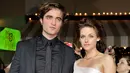 Kristen Stewart dan Robert Pattinson pernah menjadi pasangan romantis di Hollywood. Para penggemar pun selalu berharap agar keduanya dapat menikah, namun sayangnya Kristen Stewart selingkuh dengan pria lain di tahun 2012. (AFP/Bintang.com)