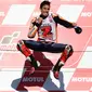 Lompatan kemenangan adalah salah satu selebrasi yang kerap dilakukan Marc Marquez seperti yang dilakukannya di podium GP Jepang, Sirkuit Twin Ring Motegi. (AFP/Martin Bureau)