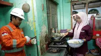 Pedagang kue di Surabaya mengeluhkan kenaikan tarif ga di bulan Desember ini. (Dian Kurniawan/Liputan6.com)