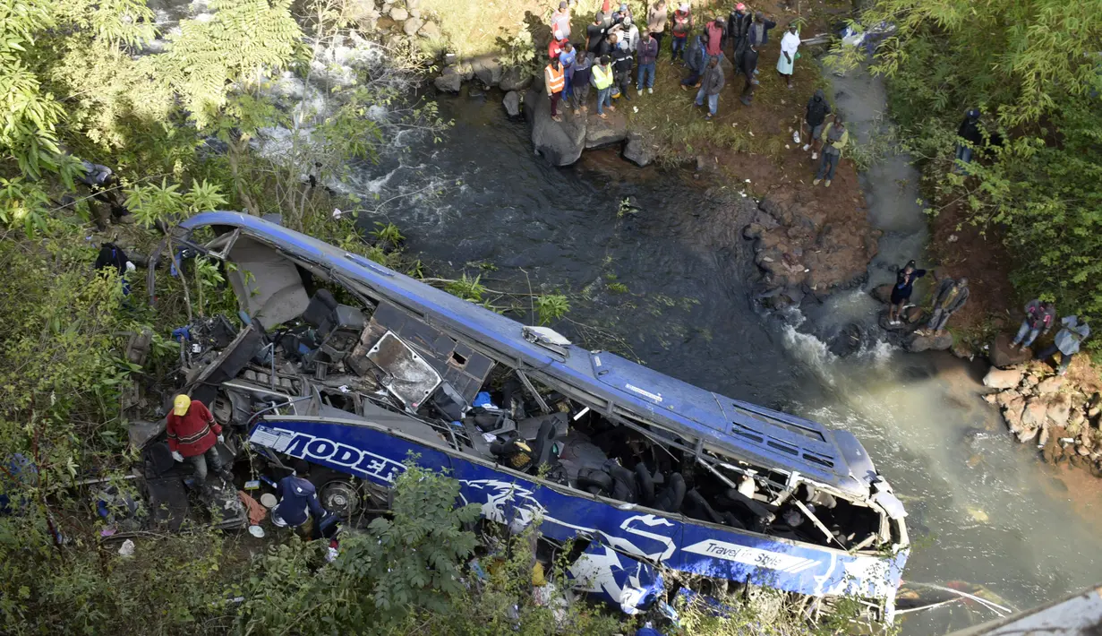 Bangkai bus yang jatuh ke jembatan Nithi pada hari Minggu, di kabupaten Tharaka Nithi, Kenya, Senin (25/7/2022). Kecelakaan bus Modern Coast yang mengerikan terjadi di Jembatan Sungai Nithi yang terkenal itu, di sepanjang Jalan Raya Meru - Nairobi. (AP Photo/Dennis Dibondo)