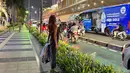<p>Pelantun lagu "Lion Heart" ini juga rupanya sempat berkeliling Jakarta pada malam hari. Dengan busana kasual, dan memakai sandal jepit, Hyoyeon tampak keindahan Jakarta di kawasan Hotel Indonesia. Lalu lalang motor hingga busway menjadi background fotonya. (Foto: Instagram/ hyoyeon_x_x)</p>