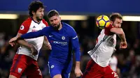 Pemain Chelsea, Oliver Giroud berebut bola dengan pemain West Bromwich Albion, Ahmed Hegazi dan Craig Dawson pada laga pekan ke-27 Premier League di Stamford Bridge, Selasa (13/2). The Blues membenamkan West Bromwich Albion 3-0. (AP/Alastair Grant)