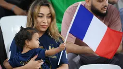 Istri Kingsley Coman, Sabrajna Duvad, bersama anaknya hadir langsung memberikan dukungan saat Timnas Prancis berhadapan dengan Tunisia di Stadion Education City, Al-Rayyan (30/11/2022). (AFP/Franck Fife)