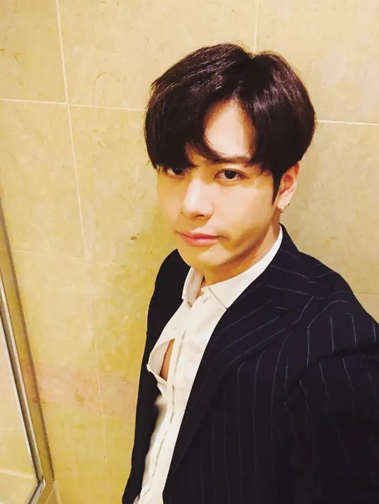 "Seperti ketika kita menghabiskan masa bahagia bersama, kita juga akan bersama dalam masa-masa berat. Sekalia lagi aku mengucapkan terima kasih. Terima kasih," tutupnya. (Foto: instagram.com/jacksonwang852g7)