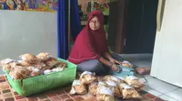 Wulaningsih asal Manokwari, Papua, memilih merintis usaha keripik keladi dan kerupuk. Istimewa