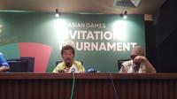 Ketua Umum PB PASI, Bob Hasan (baju hijau) saat memberikan keterangan pers di Stadion Utama Gelora Bung Karno (Liputan6.com/Cakrayuri Nuralam)
