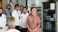 Menteri Sosial Tri Rismaharini meninjau kegiatan baksos operasi katarak di RSUD Dr Iskak, Kab Tulungagung, Rabu (22/11/2023).