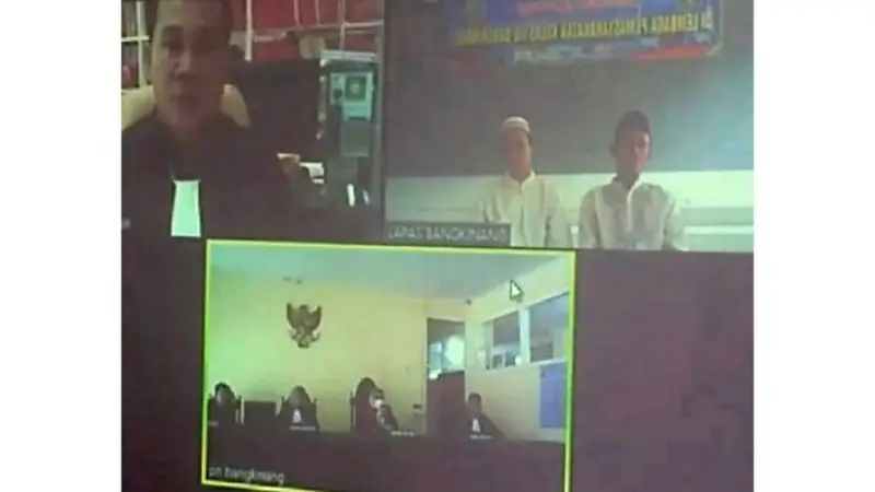 Sidang online melalui video conference yang dilakukan Kejari Kampar dengan majelis hakim dan terdakwa untuk mengantisioasi virus corona.