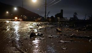Lumpur dan bebatuan menutupi Pacific Coast Highway, dekat zona Kebakaran Palisades, selama badai di Malibu, California, pada tanggal 13 Februari 2025. (AGUSTIN PAULLIER/AFP)