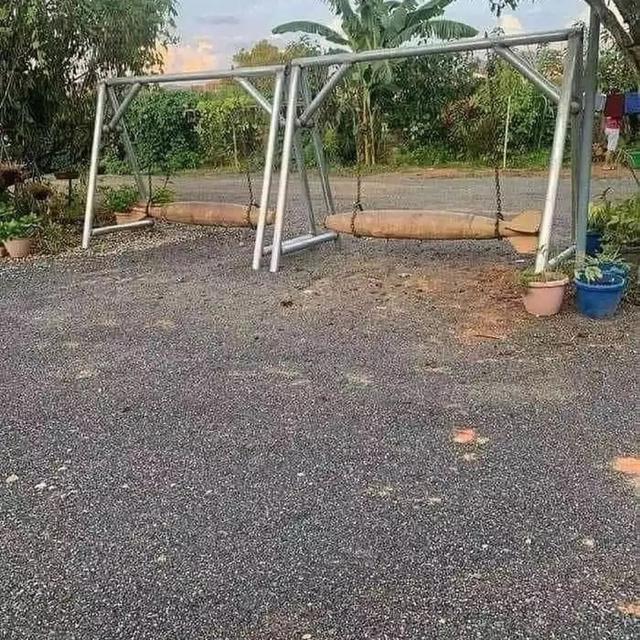 6 Ayunan Paling Gokil yang Bentuknya Absurd, Anak-Anak Melongo