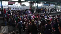 Aktifitas penumpang di stasiun Manggarai, Jakarta, Rabu (9/8). Penumpang KRL meningkat diakibatkan diberlakukannya sistem baru pelat nomor ganjil-genap kendaraan. (Liputan6.com/Angga Yuniar)