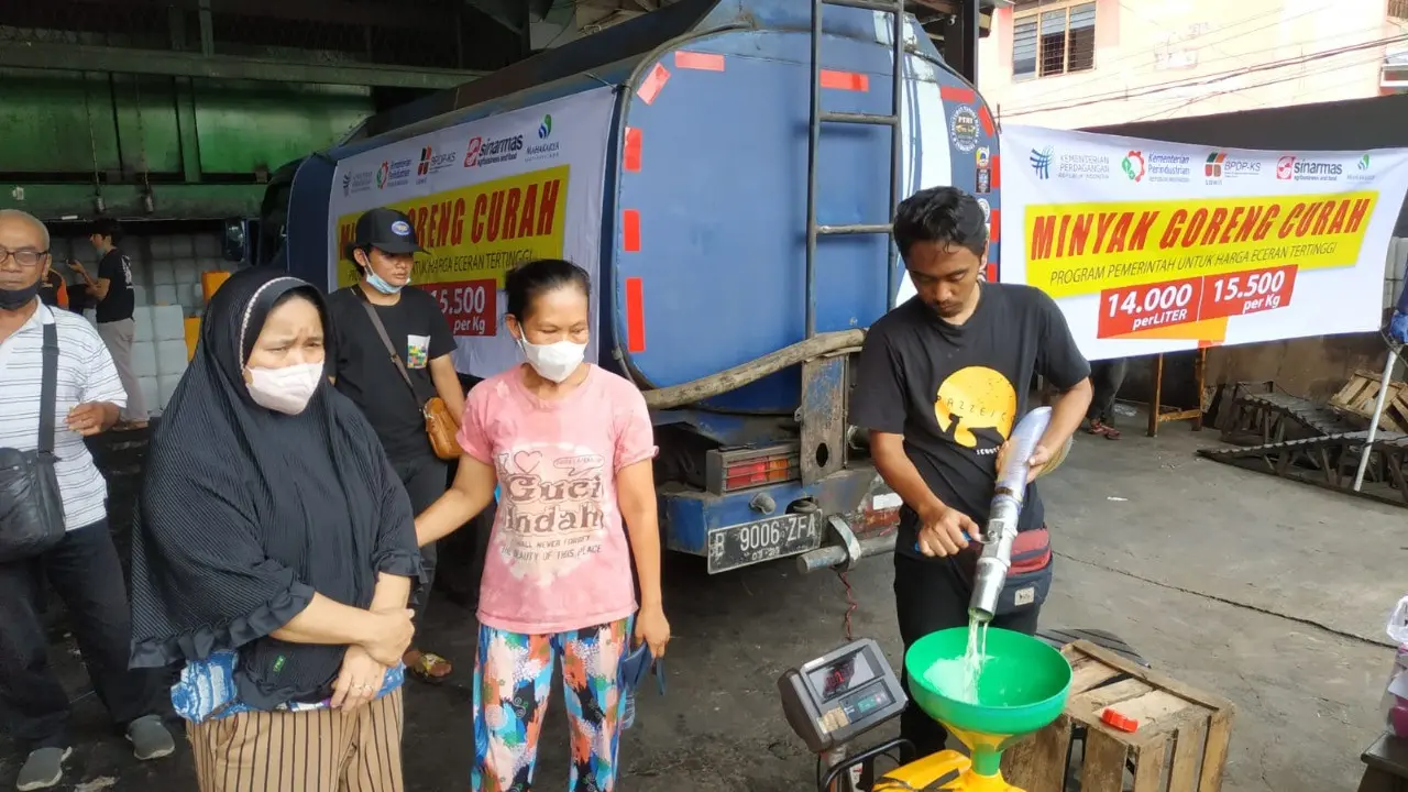 Sinar Mas Agribusiness and Food menyalurkan sebanyak 500 ton minyak goreng curah di Jatim dan Jabar.