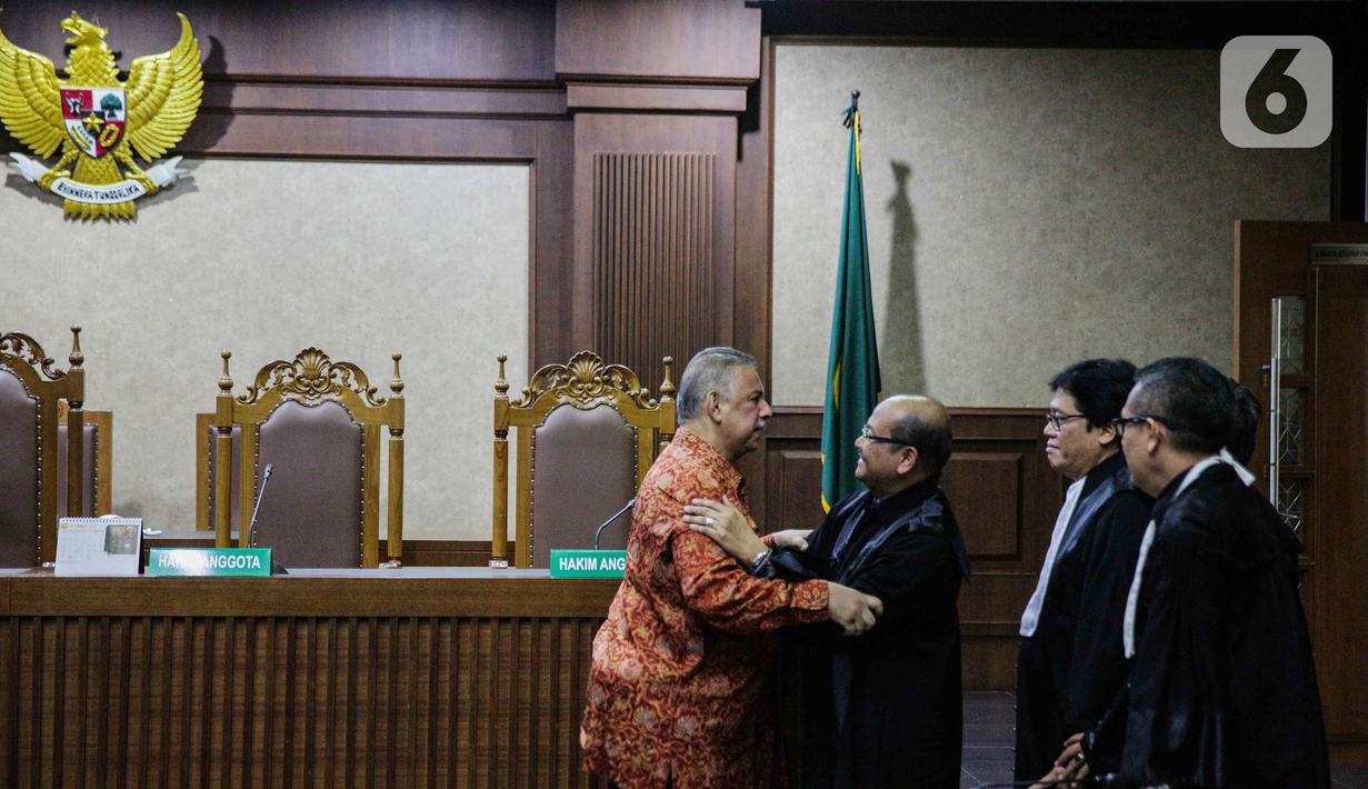 Terdakwa kasus dugaan suap proyek PLTU Riau-1, Sofyan Basir (kiri) menghampiri penasihat hukumnya setelah divonis bebas dalam sidang pembacaan putusan kasus dugaan suap proyek PLTU Riau-1 dengan terdakwa Sofyan Basir di Pengadilan Tipikor, Jakarta, Senin (4/11/2019). (Liputan6.com/Faizal Fanani)