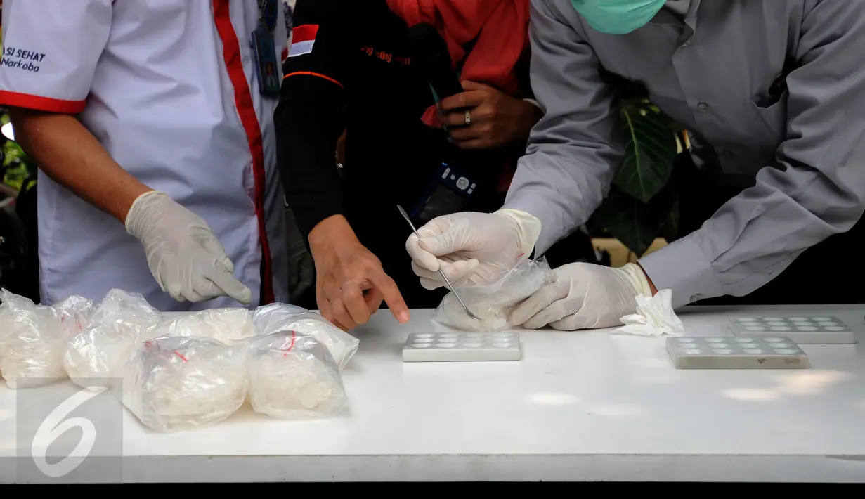Petugas BNN melakukan uji lab lapangan barang bukti jenis sabu yang disita dari dua kelompok pengedar di Gedung BNN Jakarta, Kamis (29/10/2015). Sabu seberat 22,4 kg dimusnahkan BNN dihadapan sejumlah saksi dan tersangka. (Liputan6.com/Helmi Fithriansyah)