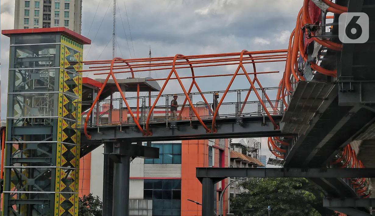 Pekerja menyelesaikan pembangunan jembatan penyeberangan orang (JPO) atau "Skywalk" di kawasan Kebayoran Lama, Jakarta, Sabtu (19/11/2022). Pemprov DKI Jakarta melalui Dinas Bina Marga DKI Jakarta membangun skywalk sepanjang 500 meter dengan desain dan cahaya artistik serta dilengkapi fasilitas lift juga eskalator. (Liputan6.com/Angga Yuniar)