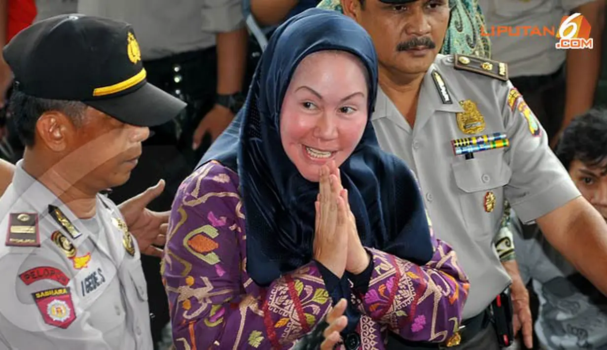 Gubernur Banten Ratu Atut tampak menyapa wartawan setibanya di Gedung KPK (Liputan6.com/Abdul Aziz Prastowo)