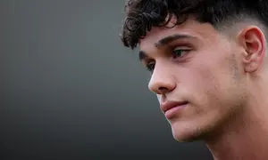 Pemain Timnas Spanyol U-17, Hector Fort memberikan keterangan saat latihan resmi menjelang laga perempat final Piala Dunia U-17 2023 melawan Timnas Jerman U-17 yang berlangsung di Stadion Madya, Senayan, Jakarta, Kamis (23/11/2023). (Bola.com/Bagaskara Lazuardi)