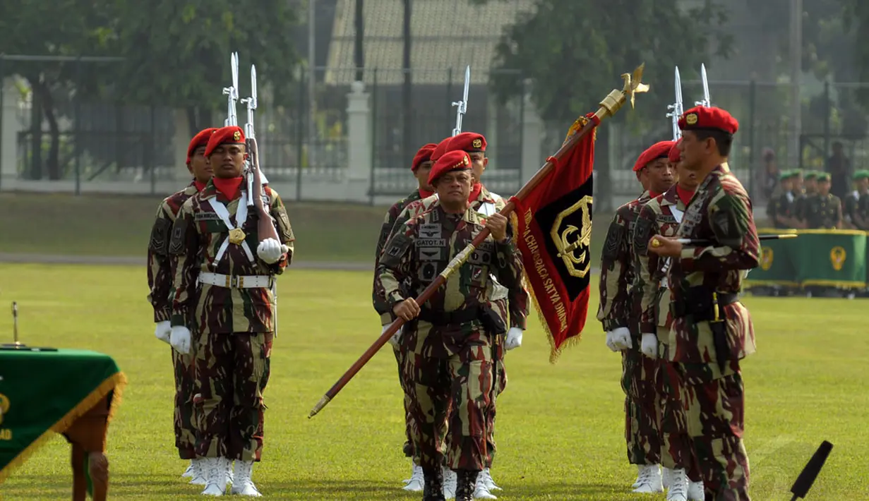 KSAD Jenderal Gatot Nurmantyo (tengah) memimpin upacara serah terima jabatan Danjen Kopassus di Markas Kopassus, Cijantung, Jaktim, (24/10/2014). (Liputan6.com/Helmi Fithriansyah)