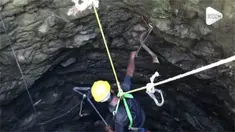 Seorang ahli ular menyelamatkan ular kobra yang terjatuh ke sumur sedalam 60 kaki. Ular kemudian dilepaskan ke hutan terdekat.