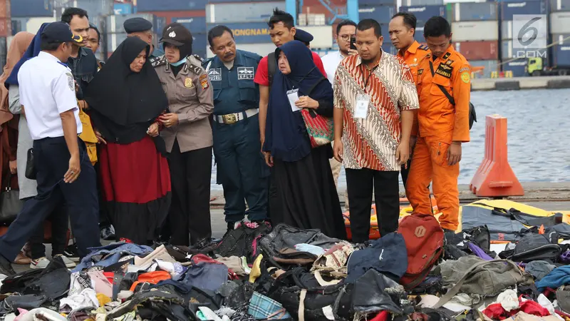 Kesedihan Keluarga Korban Lihat Barang Temuan Lion Air JT 610