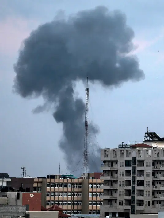 Asap tebal mengepul usai pemboman Israel di Jalur Gaza, Palestina, Jumat (20/7). Hamas melaporkan beberapa anggota sayap militernya tewas dalam serangan tersebut. (MAHMUD HAMS/AFP)