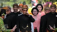 Senyum mengembang diperlihatkan Presiden Jokowi dan sang istri, Iriana saat mengantarkan putra sulung mereka, Gibran Rakabuming Raka menuju lokasi akada nikah di Gedung Graha Buana, Solo, Jawa Tengah, Kamis (11/6/2015). (Liputan6.com/Faizal Fanani) 