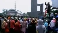 Ratusan warga geruduk kantor bupati Bogor menuntut dicabutnya izin pertambangan, hingga eksekusi rumah dinas Polri di Kebayoran Baru.
